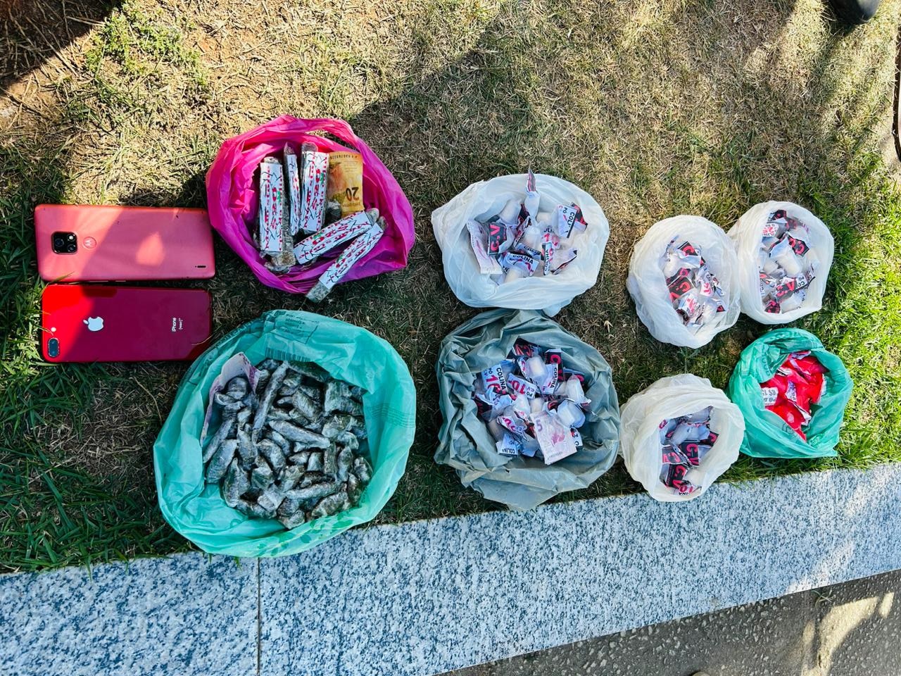 Sacolas com drogas e celulares apreendidos no bairro Colina