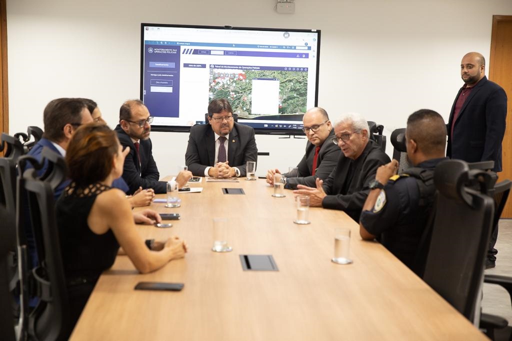 Foto da reunião com representantes do Ministério Público e autoridades da cidade de Maricá